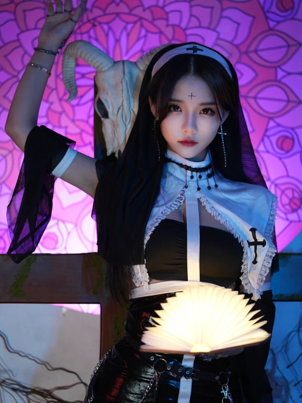 ảnh cosplay nữ tu sĩ tone màu huyền bí