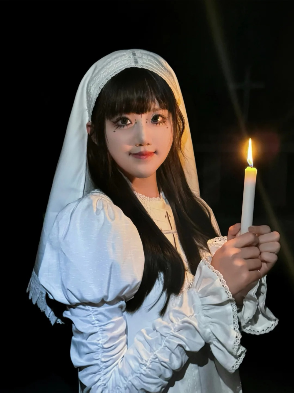 ảnh cosplay nữ tu sĩ trong phòng tối