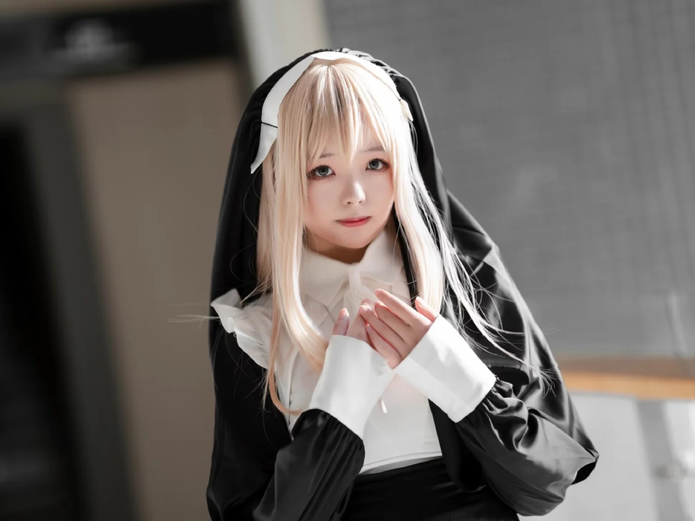ảnh cosplay nữ tu tông màu trầm