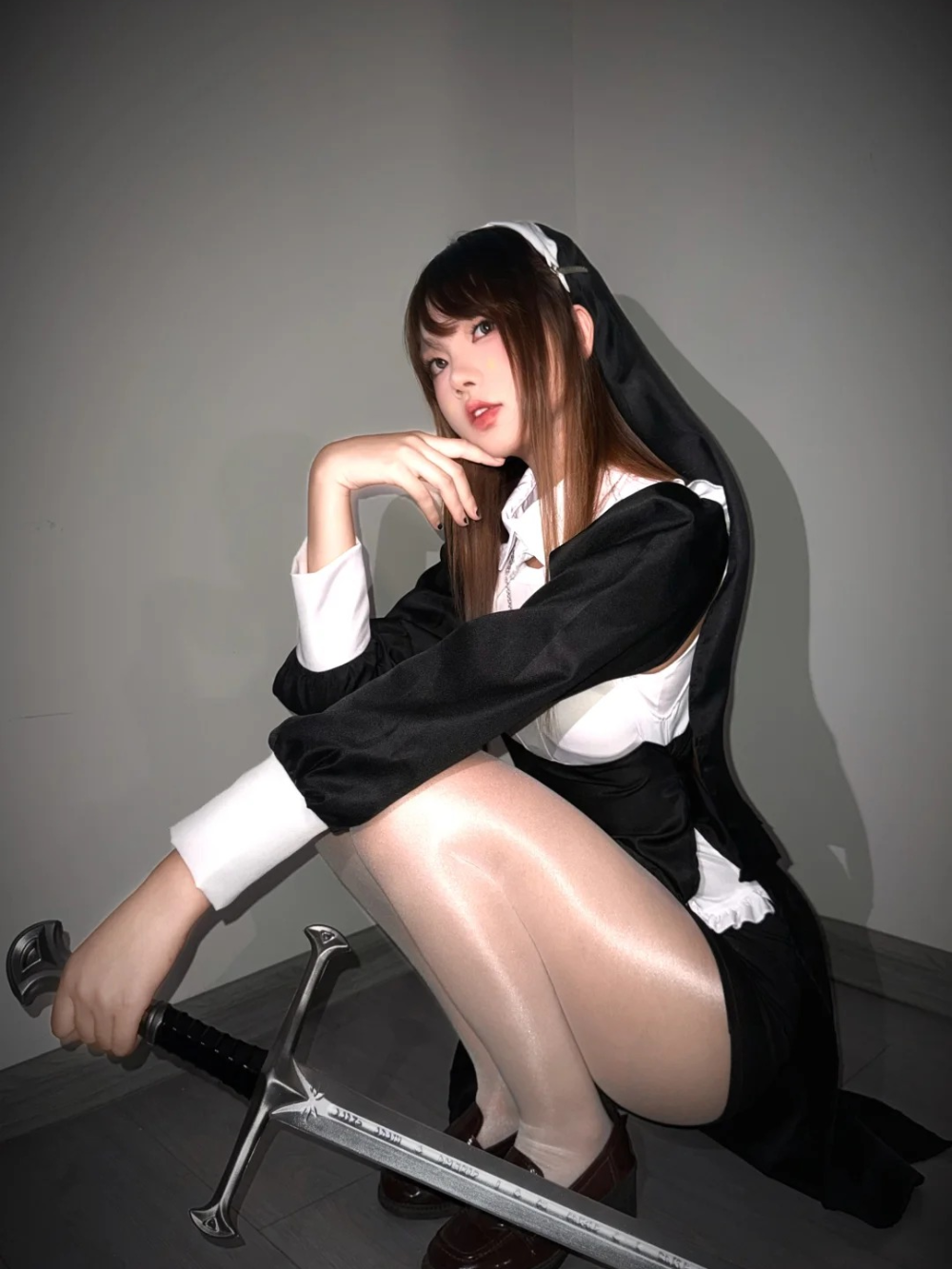 ảnh đẹp cosplay nữ tu phong cách gợi cảm