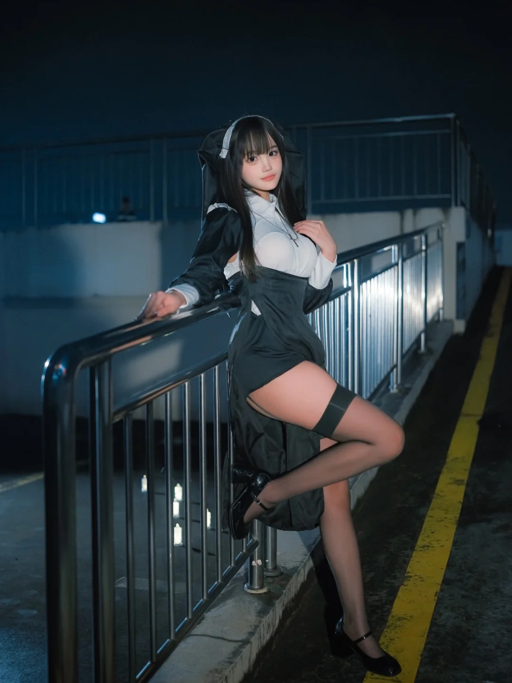 ảnh nghệ thuật cosplay nữ tu ánh sáng tối