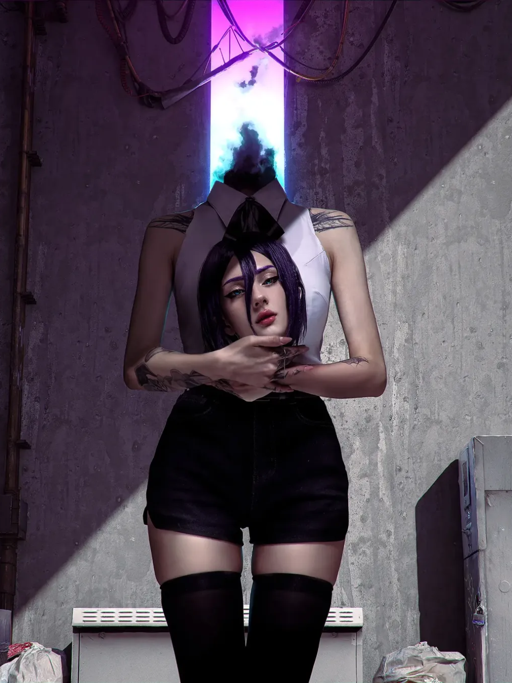 ảnh reze cosplay ánh nhìn sắc lạnh