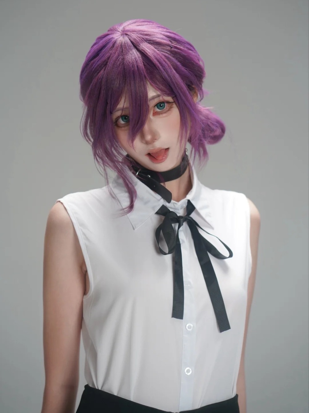 ảnh reze cosplay biểu cảm lạnh lùng