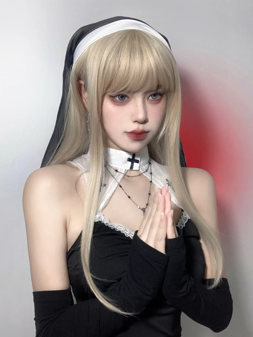 cosplay nữ tu sexy tone màu tối