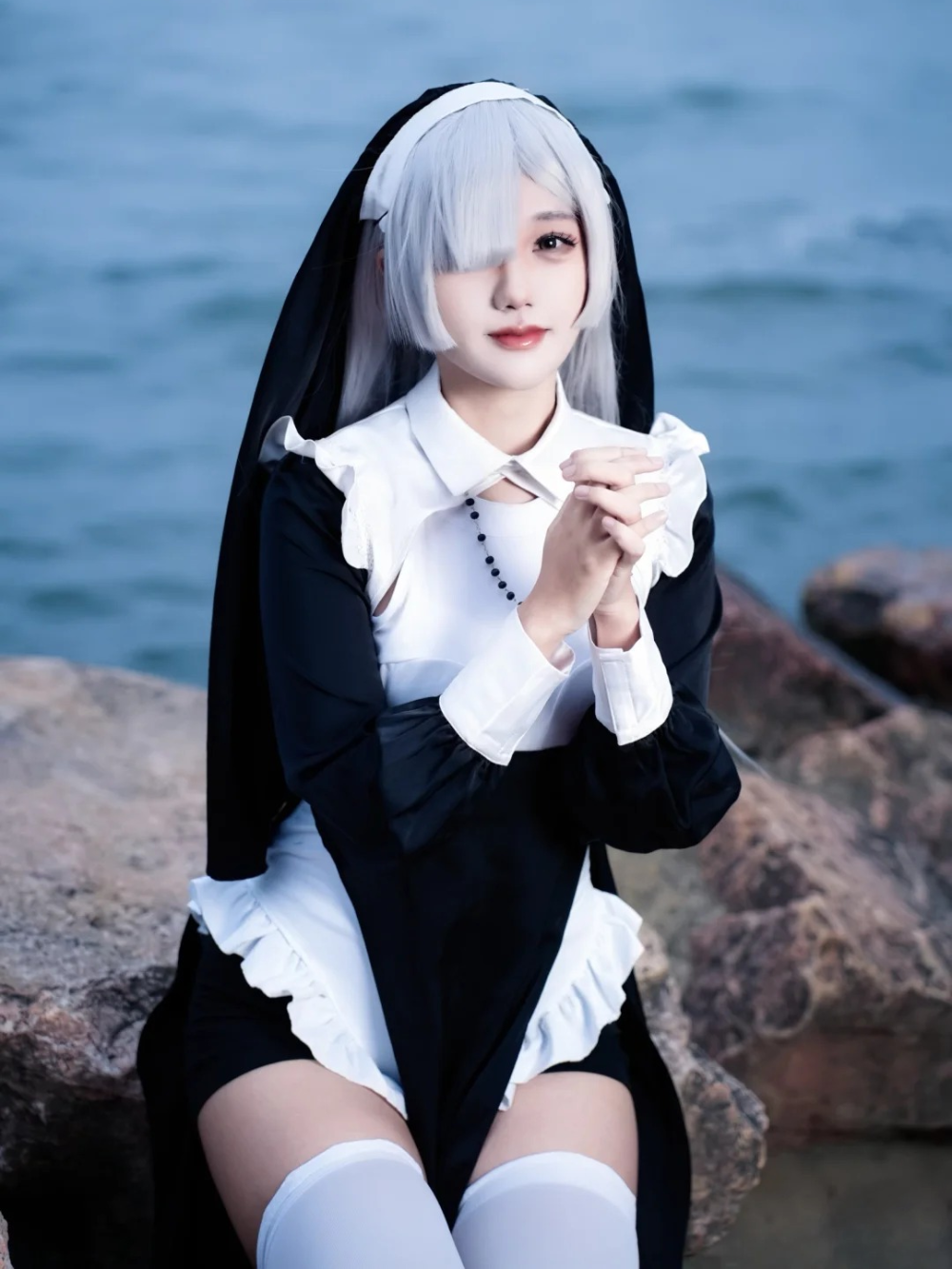 cosplay nữ tu sĩ ảnh nghệ thuật độc đáo