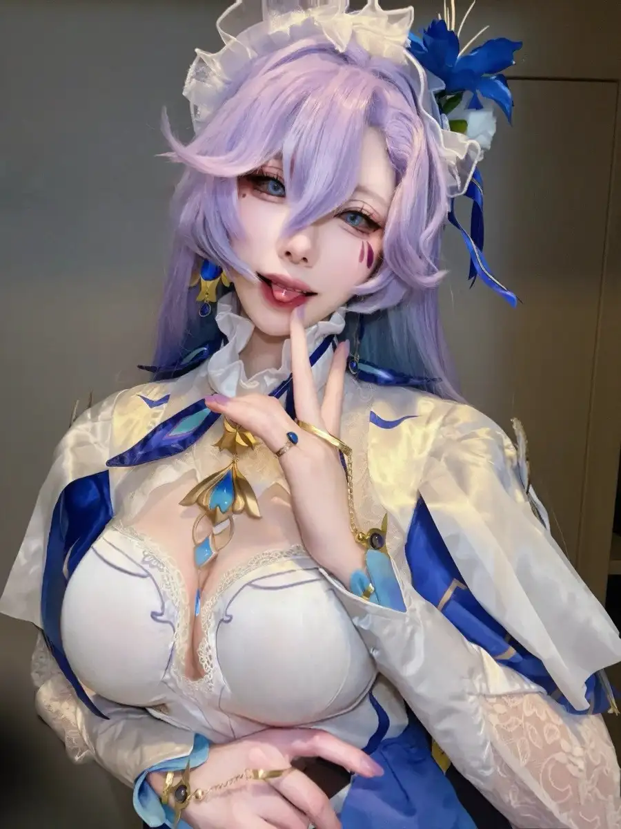 gái cosplay vú to concept sáng tạo