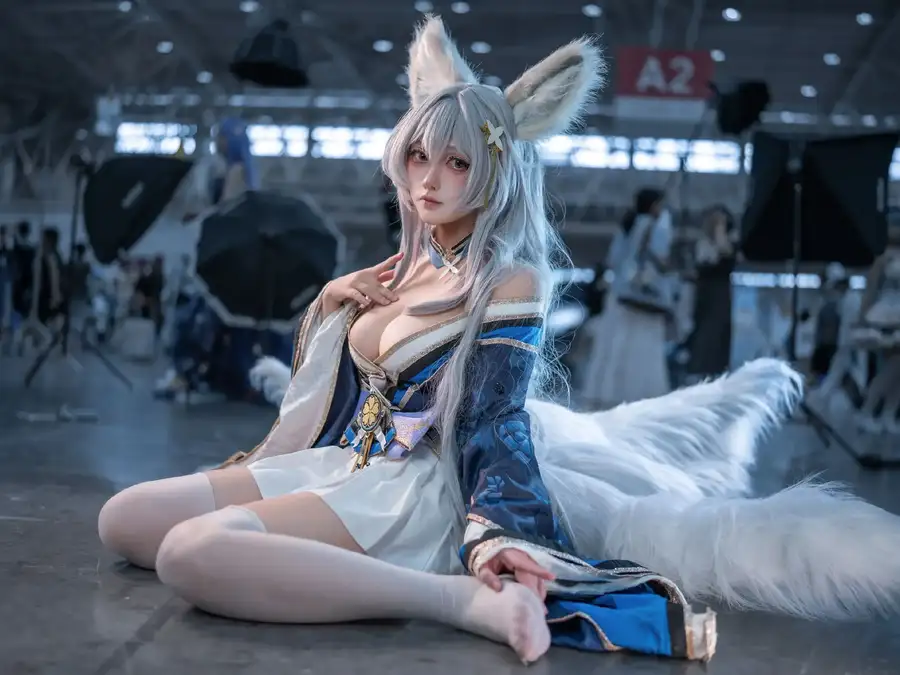 gái vú to cosplay với trang phục độc đáo