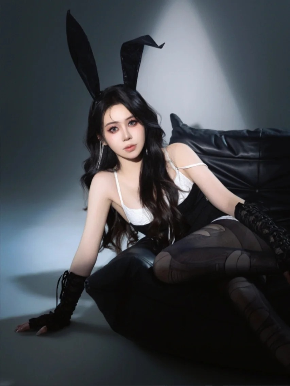 gái xinh cosplay thỏ đen phong cách gợi cảm