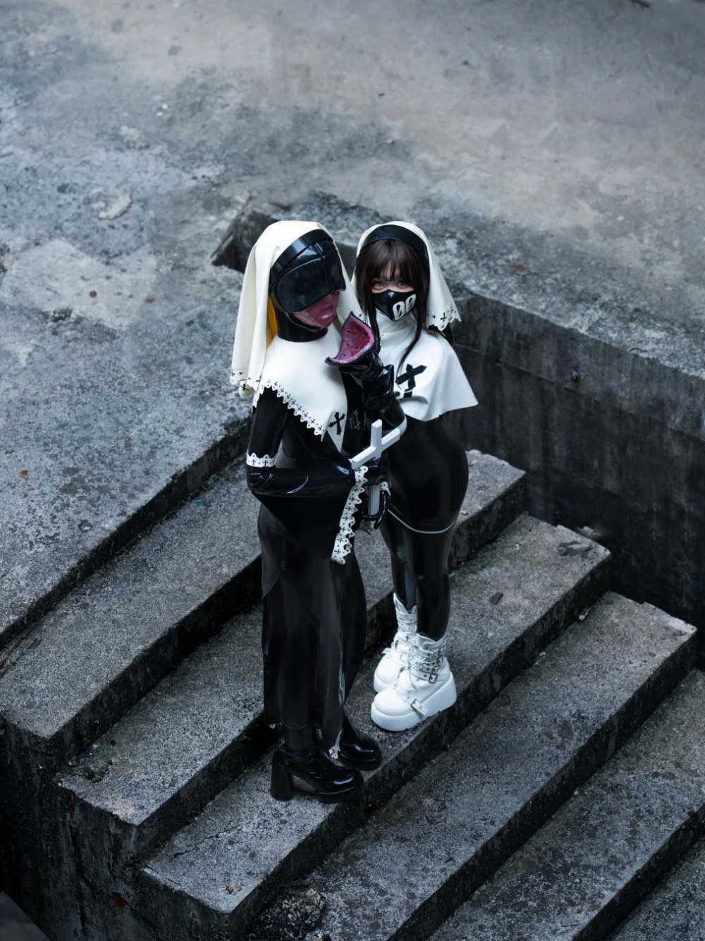 nữ tu sĩ cosplay ánh sáng huyền ảo