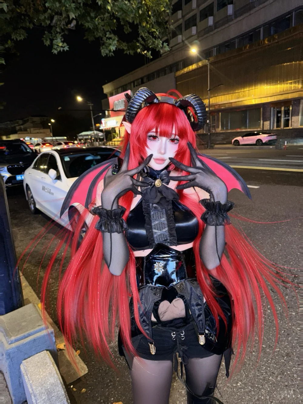 succubus cosplay quyến rũ