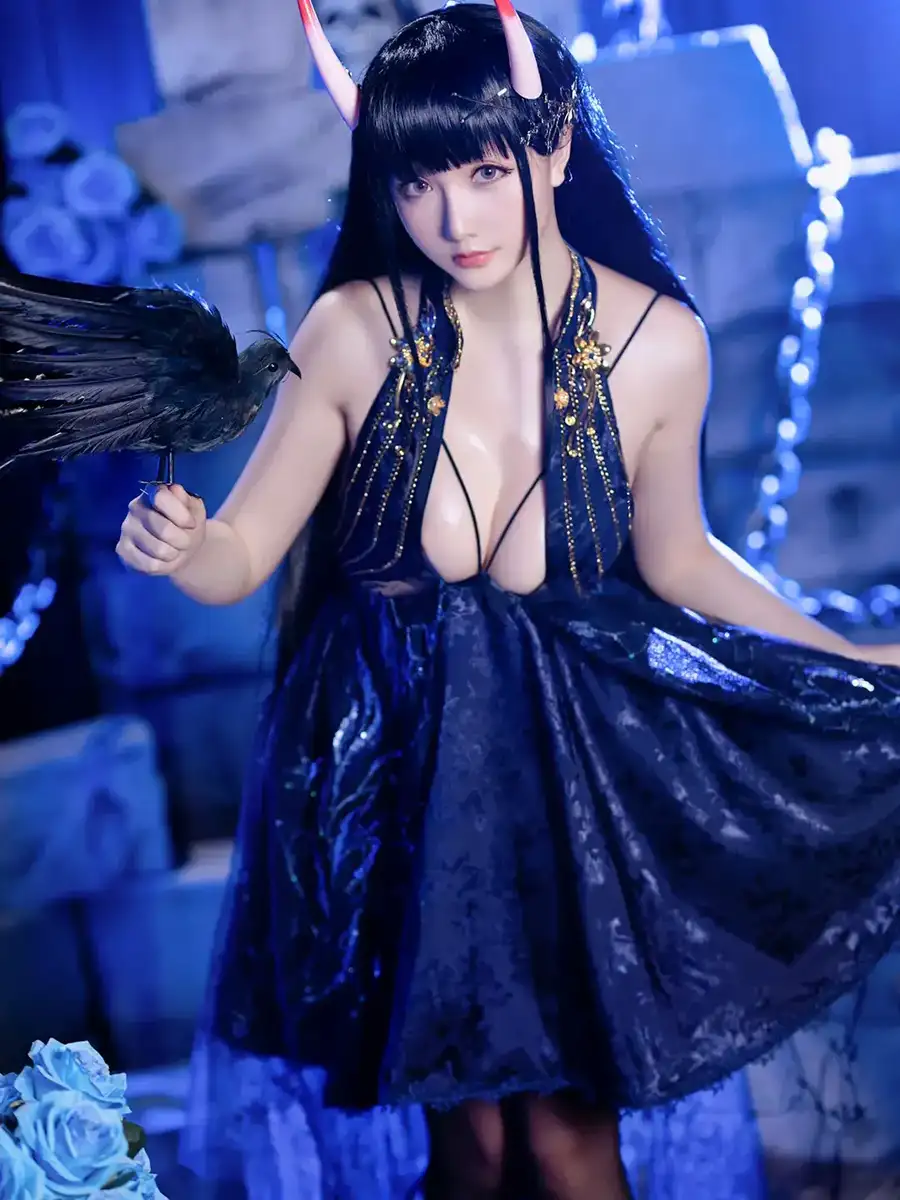 vú to cosplay nổi bật trong ánh sáng