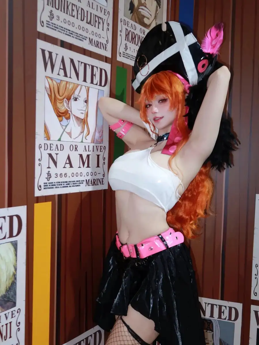 vú to cosplay thần thái tự tin