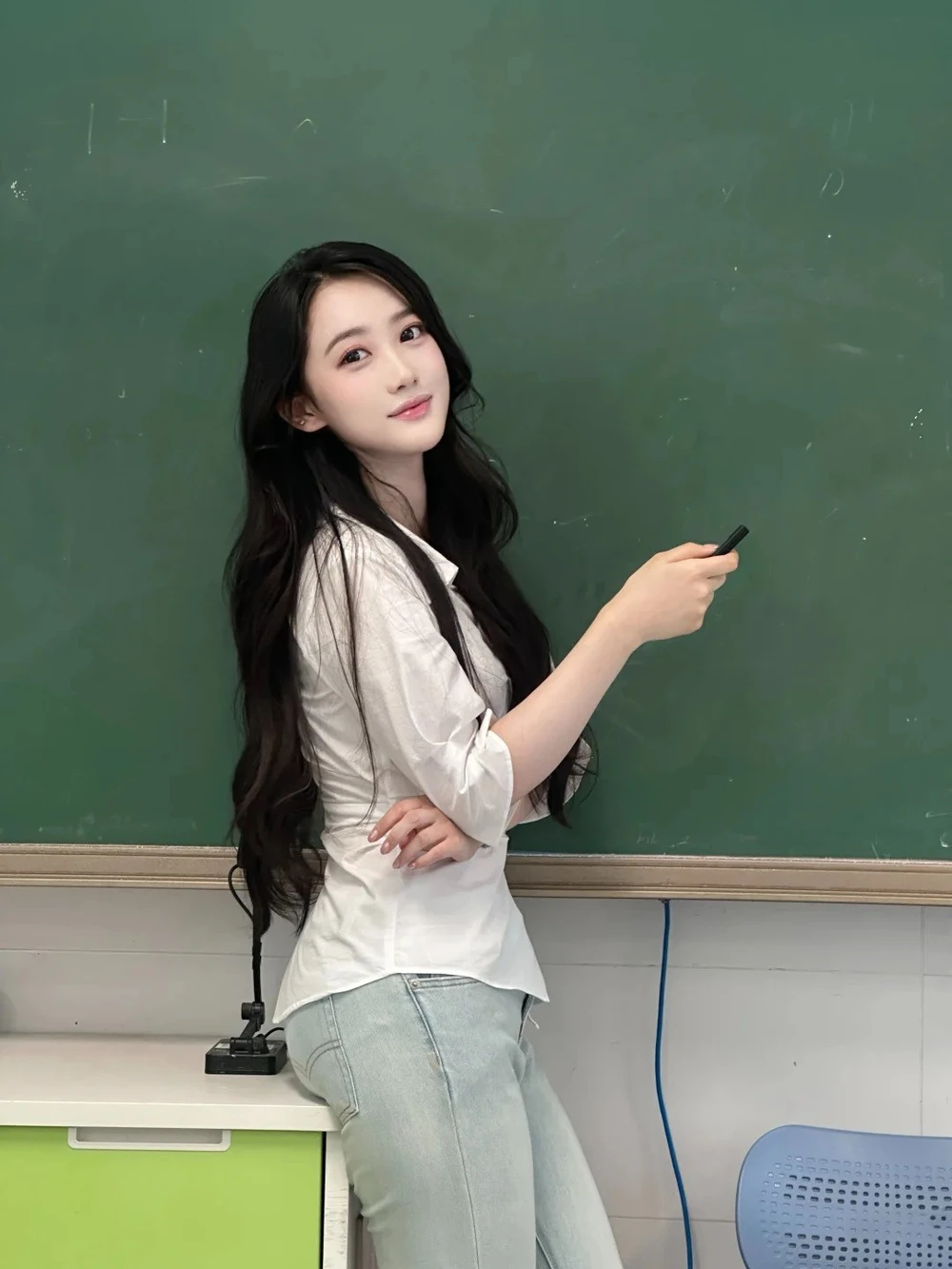 cô giáo cosplay phong cách dễ thương hiện đại