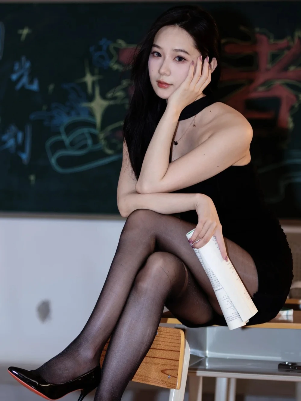 cô giáo cosplay trong trang phục học đường