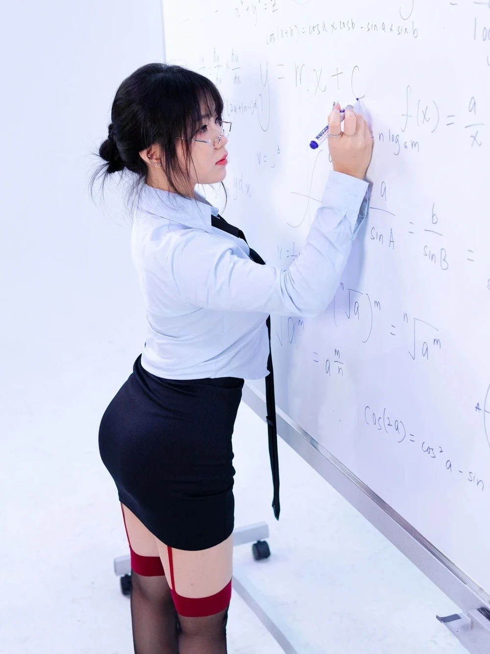 cosplay cô giáo phong cách Hàn Quốc